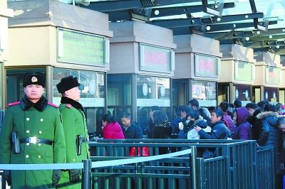 这群“不回家的人”守护游子归乡路