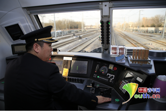 “毛泽东号”司机长刘玉峰:开好领袖机车 做好“火车头中的火车头”