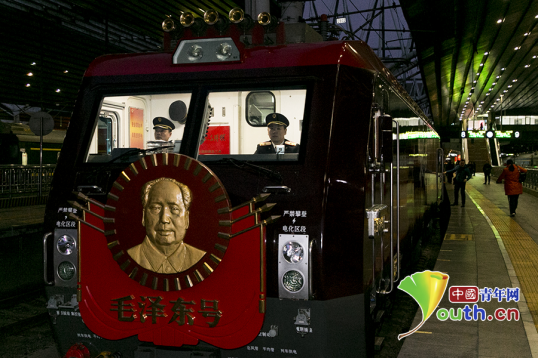“毛泽东号”司机长刘玉峰:开好领袖机车 做好“火车头中的火车头”