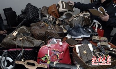 世纪天鼎市场 出售假LV被查处