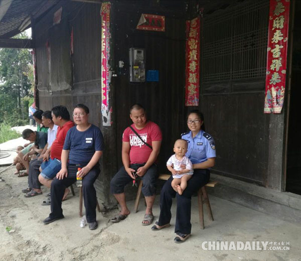 【暖新闻】湖南女民警抱着娃娃去扶贫