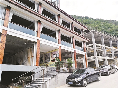 男子网订&ldquo;观景豪华房&rdquo;入住变工地