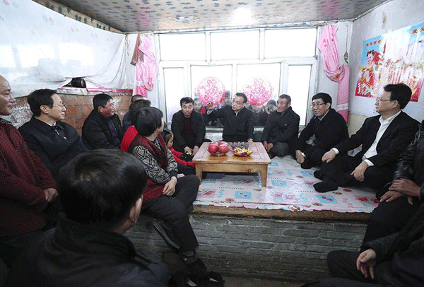 在贫困户家的热炕头，总理和乡亲们唠了啥？ 2018年02月13日 06:26   来源：中国政府网   