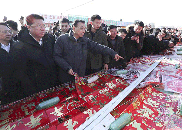 在贫困户家的热炕头，总理和乡亲们唠了啥？