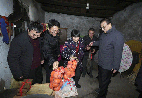 在贫困户家的热炕头，总理和乡亲们唠了啥？