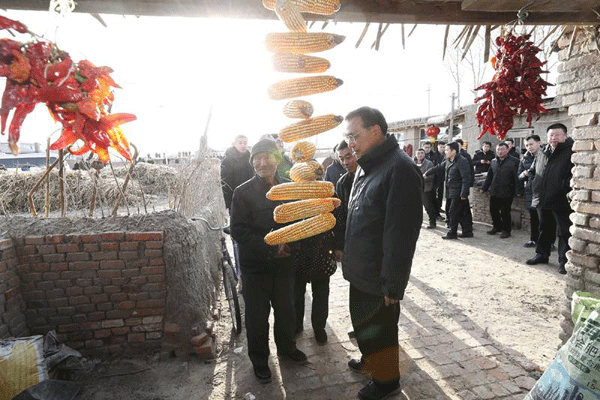 在贫困户家的热炕头，总理和乡亲们唠了啥？