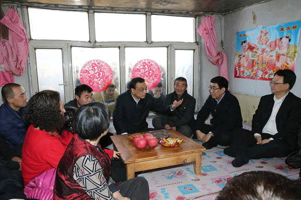 在贫困户家的热炕头，总理和乡亲们唠了啥？