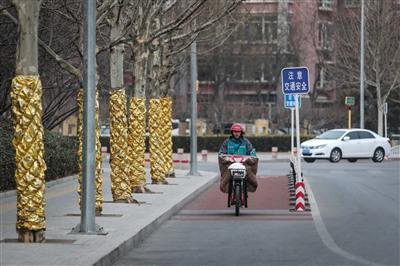 生鲜配送员争分夺秒：30分钟将活鱼送至市民家中