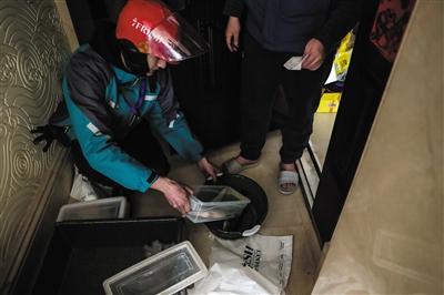 生鲜配送员争分夺秒：30分钟将活鱼送至市民家中