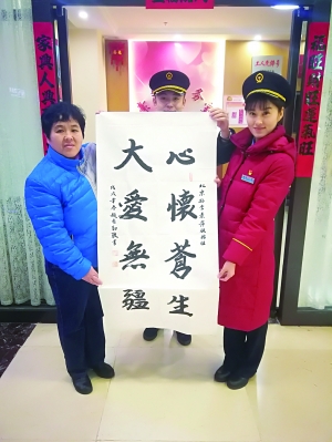 全国劳模李素萍明天退休 旅客得知送上礼物与祝福