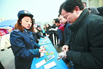 北京：城管现场揭骗局 充电宝里塞废物