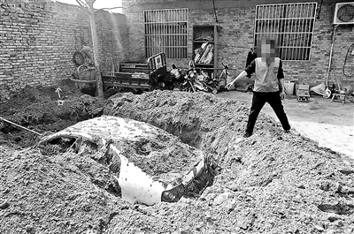 男子肇事逃逸 连夜挖坑埋车