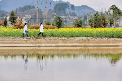 &ldquo;满珍&rdquo;背着药箱行走在贵州大山