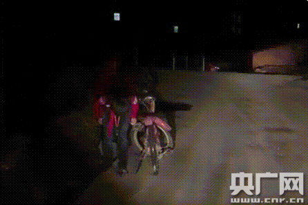 司机为夜间骑行小学生照路 &ldquo;红领巾&rdquo;