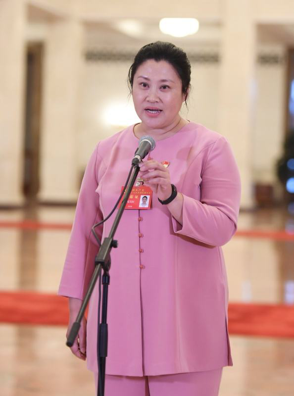 荀笑红：暴雨中的逆行者，永不褪色的党旗“红”