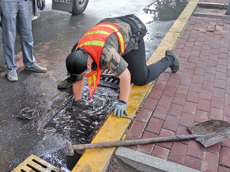 荀笑红：暴雨中的逆行者，永不褪色的党旗“红”