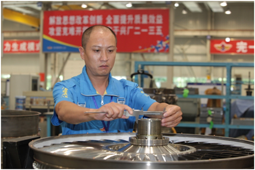 【中国梦&middot;大国工匠篇】战机&ldquo;心脏医生&rdquo;：千锤百炼筑梦蓝天 匠心守护&ldquo;中国战鹰&rdquo;