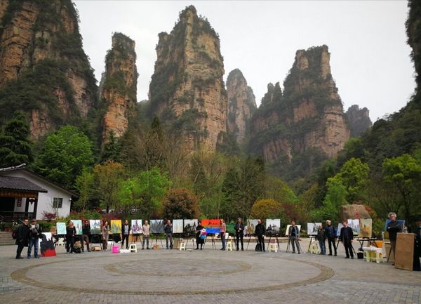 1位来自欧洲文艺复兴发源地的意大利的艺术家描绘张家界世界地质公园和世界自然遗产风光