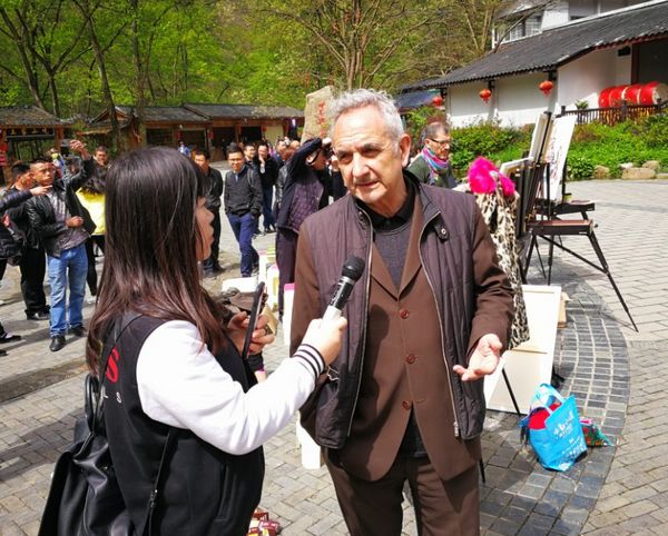 罗马美院教授保罗.劳迪萨现场介绍说，张家界的地貌构造带来更多创作灵感