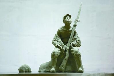 青年雕塑家的坚实步履