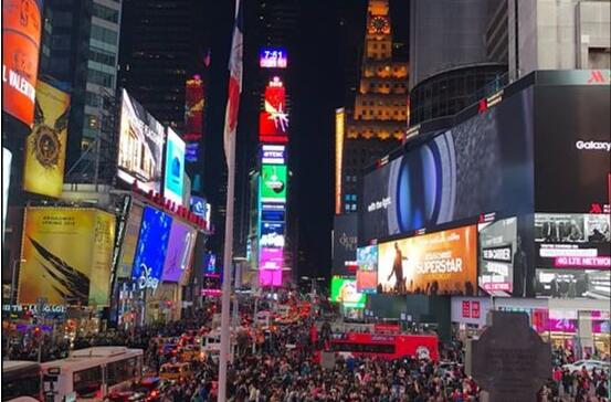 中国人扎堆在纽约时代广场打广告 没你想的贵！