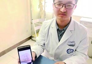 有爱!为逗小患者开心 儿科医生在手上画小猪佩奇