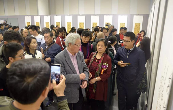 张立辰先生观看展览