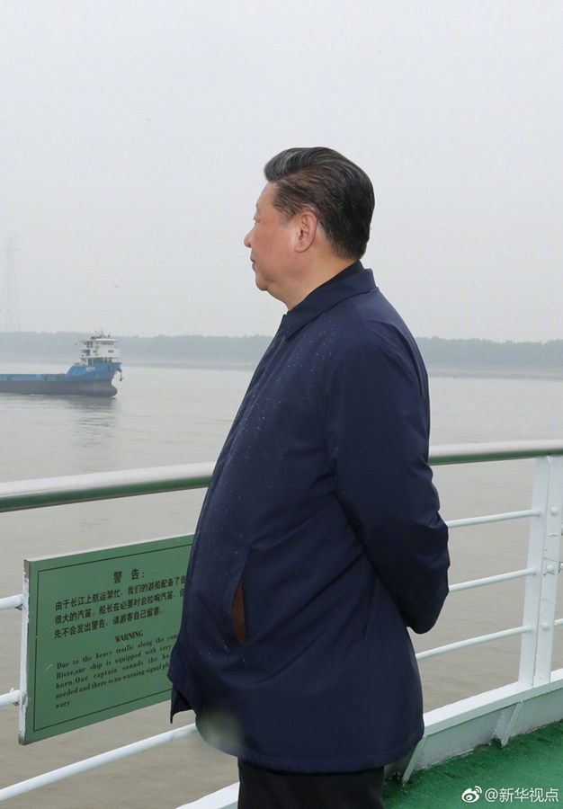 习近平乘船考察长江