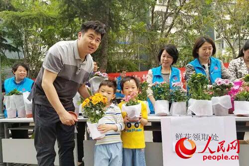 杂物换鲜花 美观消隐患