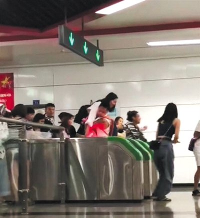 多名乘客集体&ldquo;跳闸&rdquo;逃票 成都地铁:太过分!