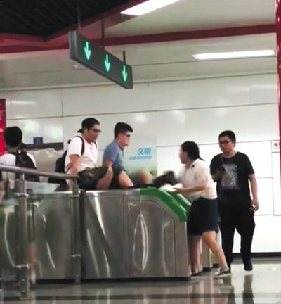 多名乘客集体“跳闸”逃票 成都地铁:太过分!