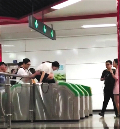 多名乘客集体“跳闸”逃票 成都地铁:太过分!