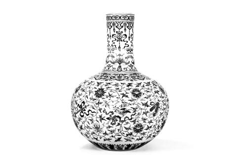 1.3亿港币 乾隆天球瓶拍出天价