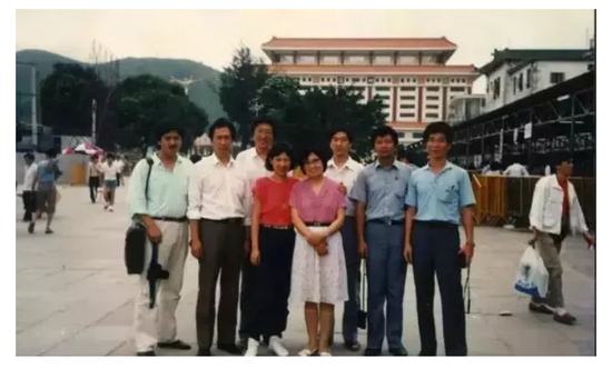 郭台铭44年政商往来：活成不被喂养不会饿死的鸽子