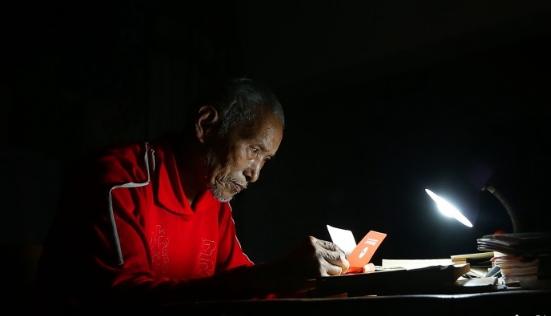 吴定富：捐资助学数十载的老校长