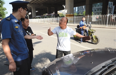 北京多部门查处百子湾黑车 多为非京牌