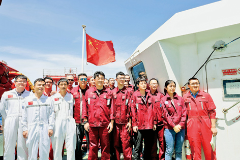 &ldquo;科学&rdquo;号:党旗在海风中高高飘扬