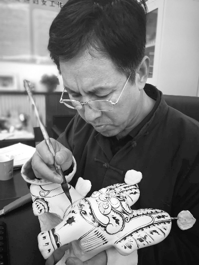 胡新明在制作泥塑