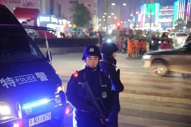 今天是个特别的日子，让我们向人民警察致敬!