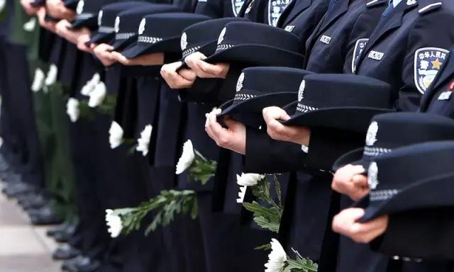 今天是个特别的日子，让我们向人民警察致敬!