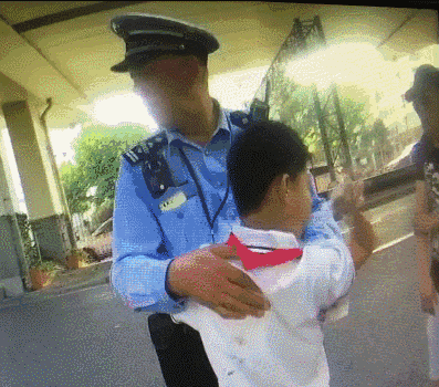 今天是个特别的日子，让我们向人民警察致敬!