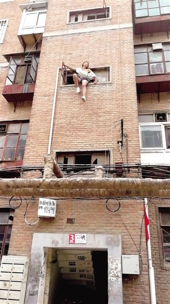 今天是个特别的日子，让我们向人民警察致敬!