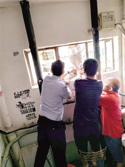 今天是个特别的日子，让我们向人民警察致敬!