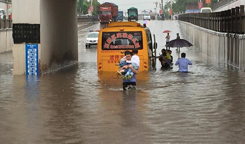 今天是个特别的日子，让我们向人民警察致敬!