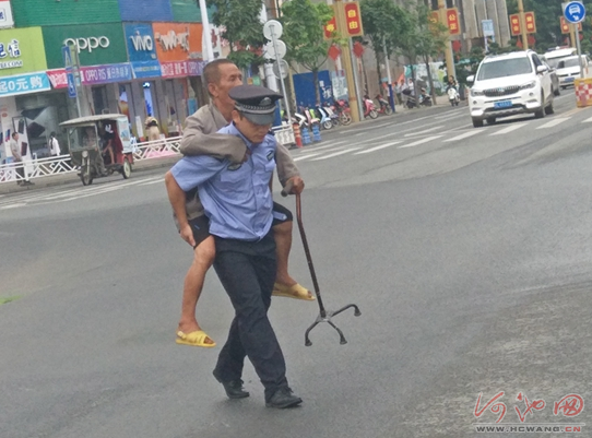 今天是个特别的日子，让我们向人民警察致敬!