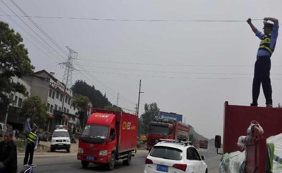 今天是个特别的日子，让我们向人民警察致敬!