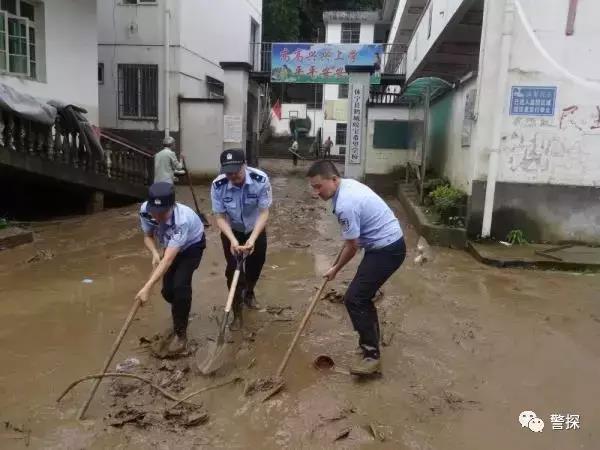 今天是个特别的日子，让我们向人民警察致敬!