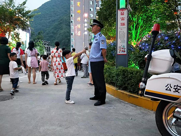 今天是个特别的日子，让我们向人民警察致敬!