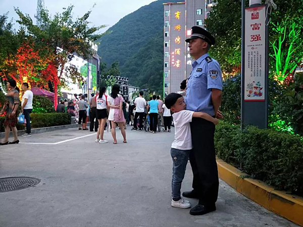 今天是个特别的日子，让我们向人民警察致敬!