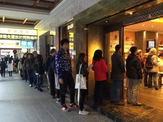 网红店雇人假排队 这些&ldquo;托儿&rdquo;从哪儿来？